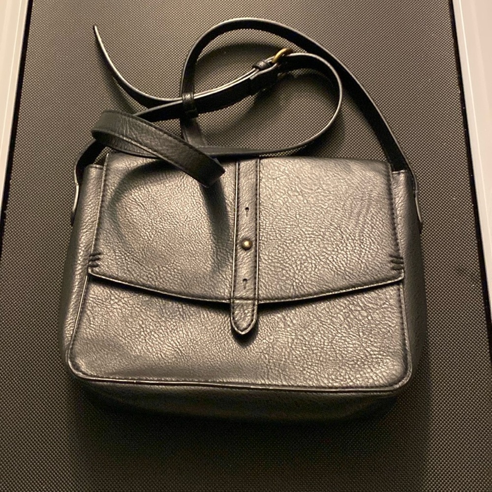 Universal Thread crossbody